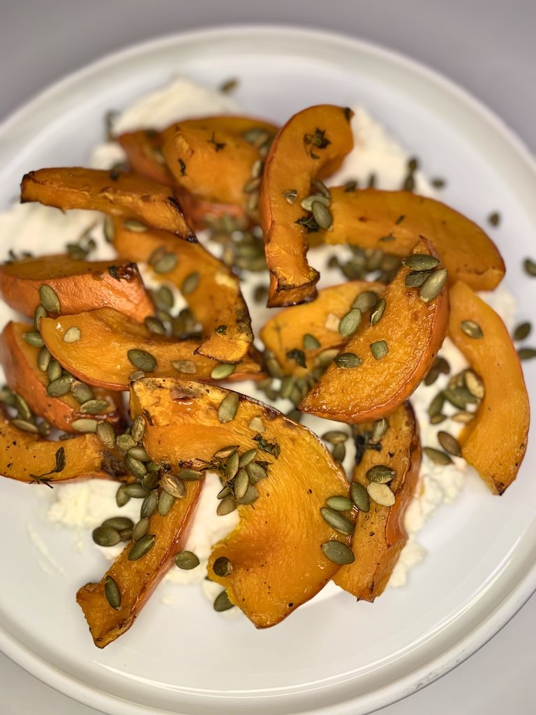 bagt græskar med fetacreme som smagfuldt tilbehør