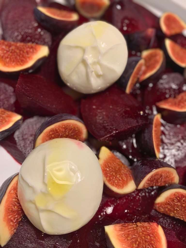 bagte rødbeder med figner og burrata som smagfuldt tilbehør