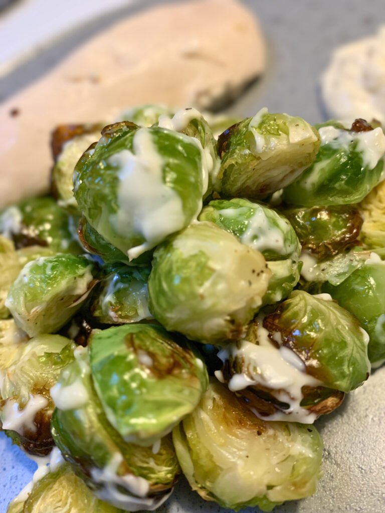 bagte rosenkål med citronmayo som smagfuldt tilbehør