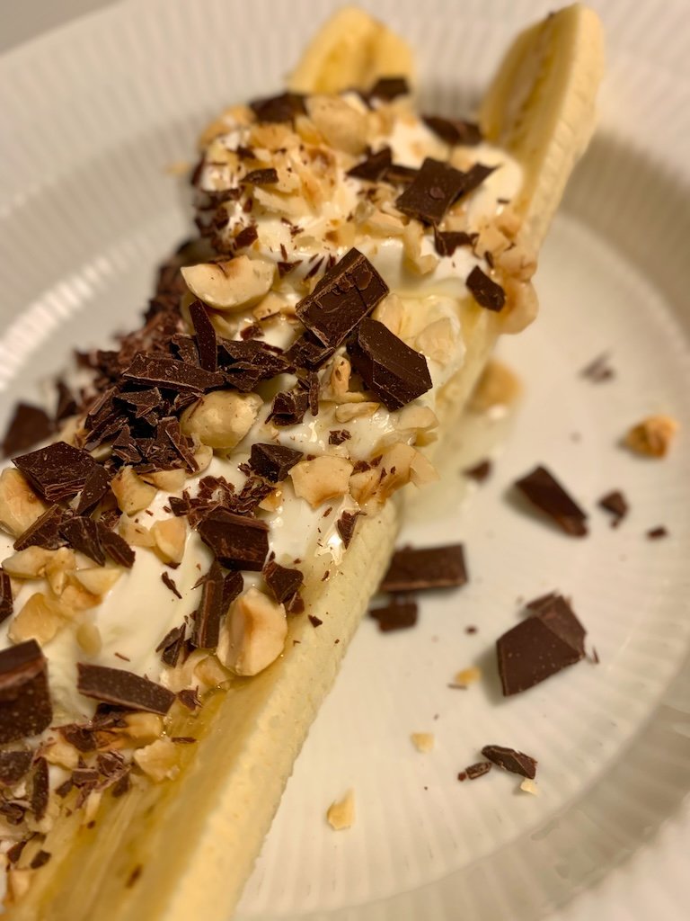 Bananasplit med yoghurt og nødder - nem dessert med balance