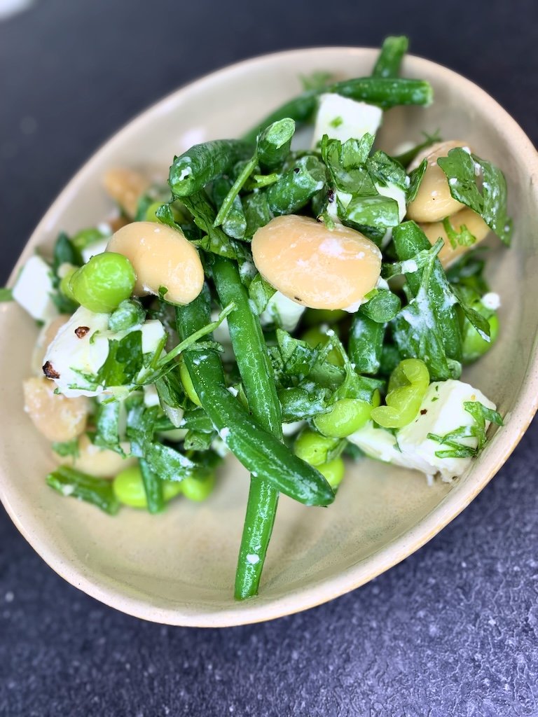 frisk bønnesalat med grønne bønner, edamame, butterbeans, citrus og persille