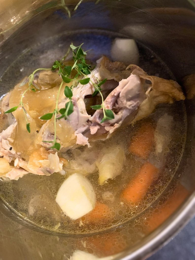 bone broth med kylling som nærende bouillon