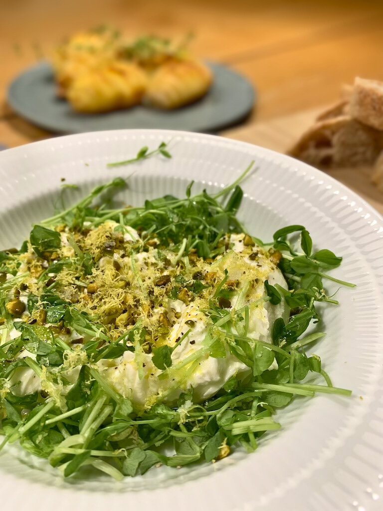 burrata med ærteskud og pistacie som frisk tilbehør
