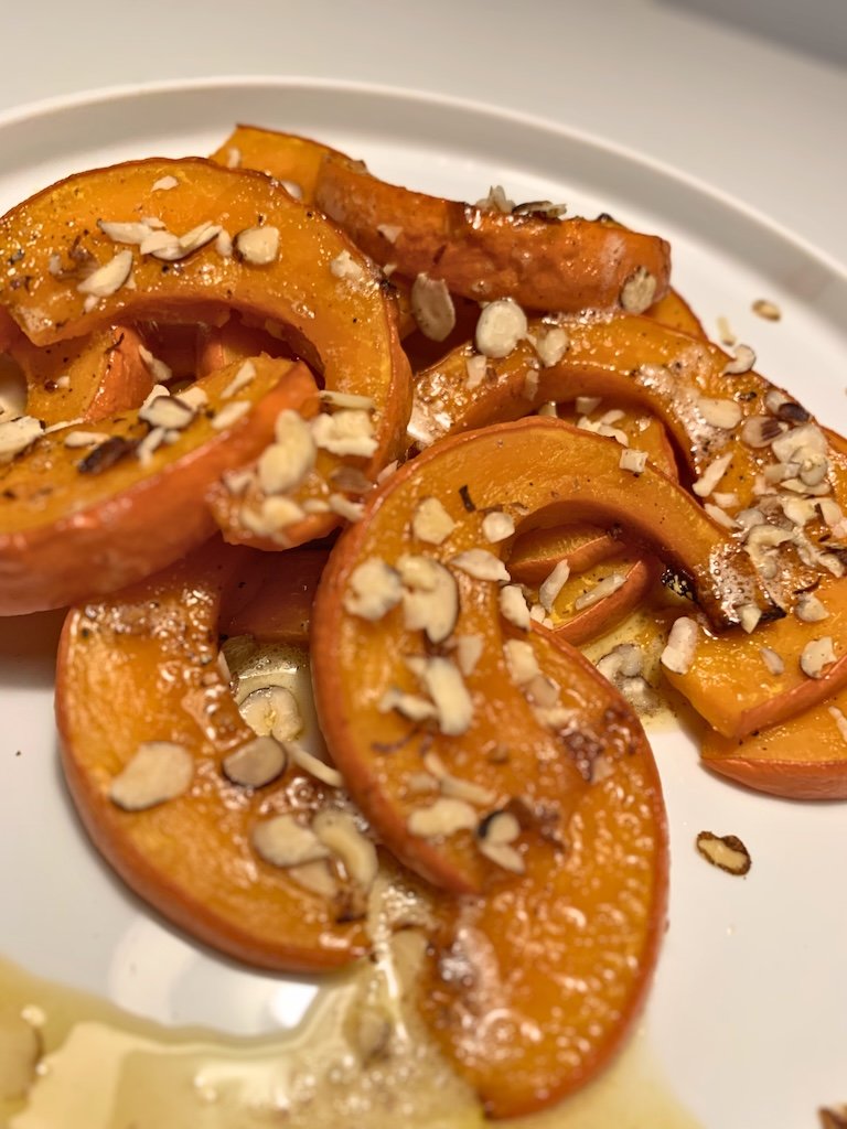 græskar med brunet smør og ristede hasselnødder som tilbehør