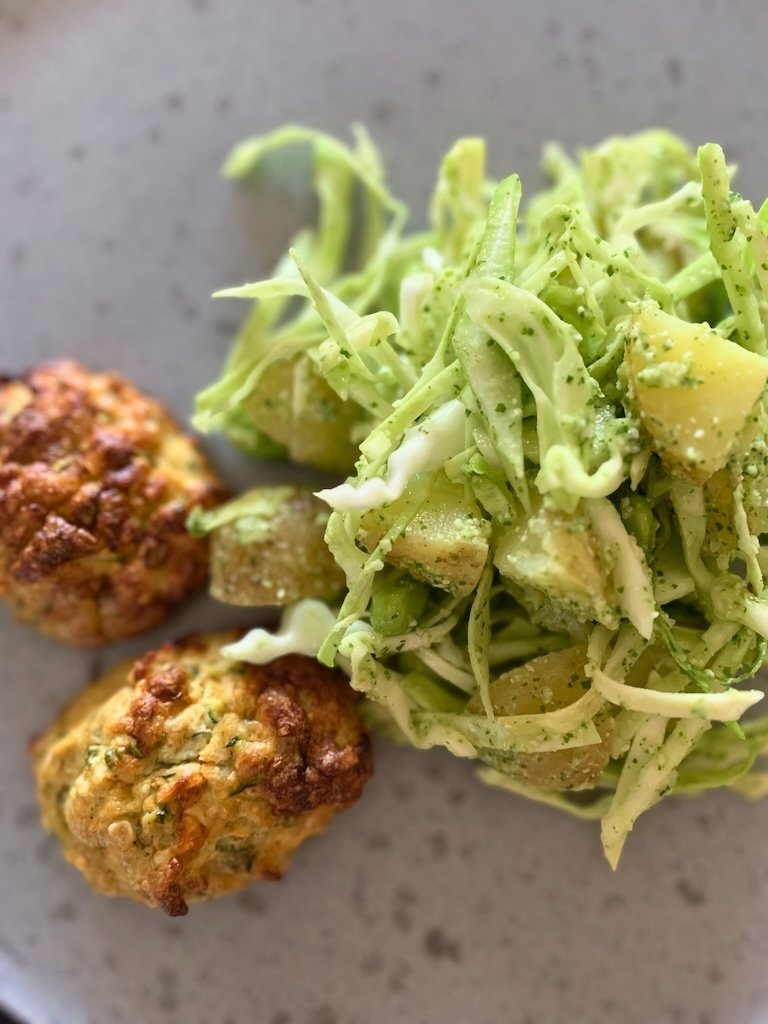 kartoffelsalat med pesto som smagfuldt tilbehør