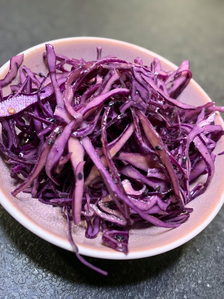 rødkålssalat med peanutdressing som sundt tilbehør