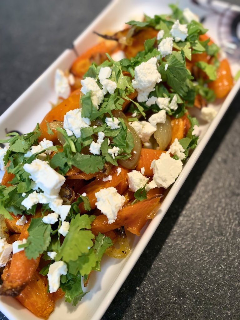 salat med bagte gulerødder, løg, koriander og salatos