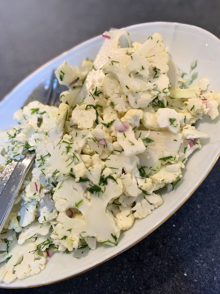 sprød salat med blomkål, dild og rødløg