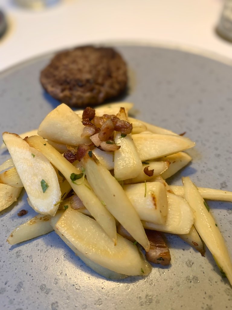 stegte persillerødder med bacon som smagfuldt tilbehør