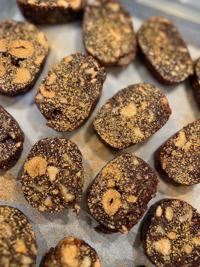 Dadelsnacks med espresso, kakao og ristede hasselnødder